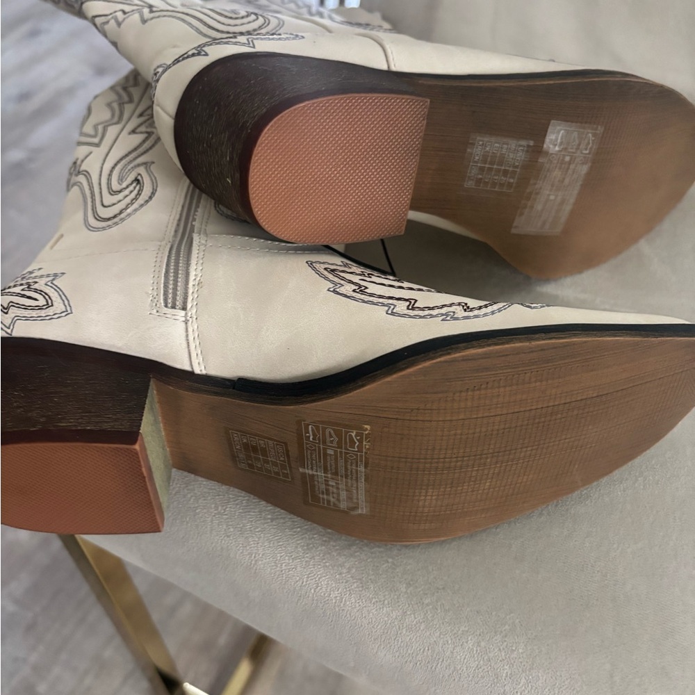 Women's Cream Western Cowboy Boots - Picture 2 of 2